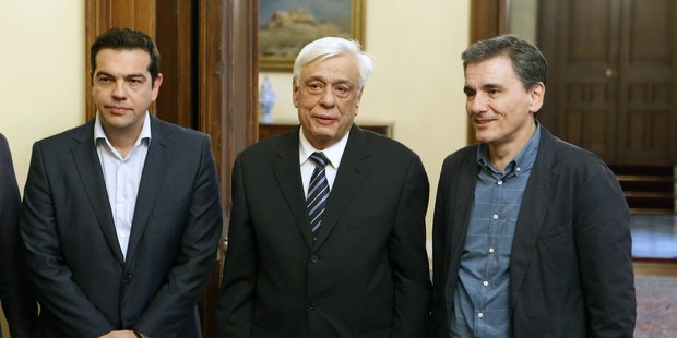 Zľava premiér Alexis Tsipras, prezident Prokopis Pavlopoulos a nový financmajster Euclid Tsakalotos
