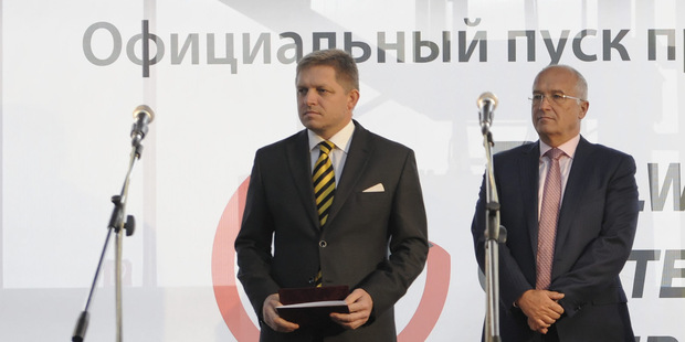 Zľava: Premér SR Robert Fico, predseda predstavenstva Tatravagónka Alexej Beljajev