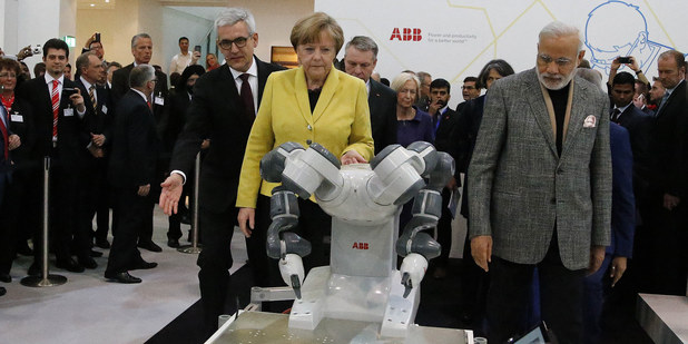 Roboty skutočne zaujali pozornosť aj na veľtrhu Hannover Messe, vidieť inteligentný stroj v akcii si nenechala ujsť ani nemecká kancelárka Angela Merkelová spolu s indickým premiérom Narendraom Modim.  