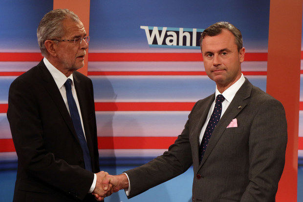 Vľavo víťaz volieb Van der Bellen, vpravo populista Hofer 