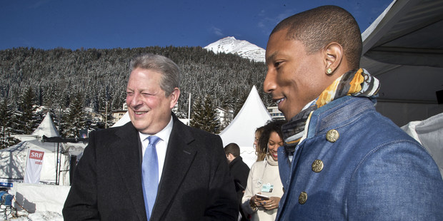 Al Gore (vľavo) a americký spevák Pharrell Williams v Davose 
