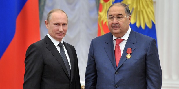 Ališer Usmanov (vpravo), má podľa odhadu časopisu Forbes majetok v hodnote 18,6 miliardy dolárov.