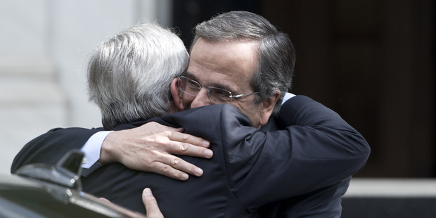Antonis Samaras (vpravo) víta prezidenta Európskej komisie Jeana-Claudea Junckera 