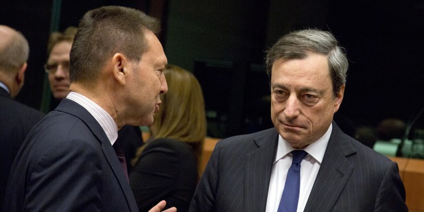 Vľavo grécky minister financií Yannis Stournaras v rozhovore s guvernérom ECB Mariom Draghim 