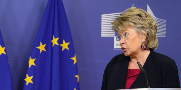 Kým eurokomisárka pre spravodlivosť Viviane Redingová rozhodnutie súdu privítala, Google ho označil za sklamanie.