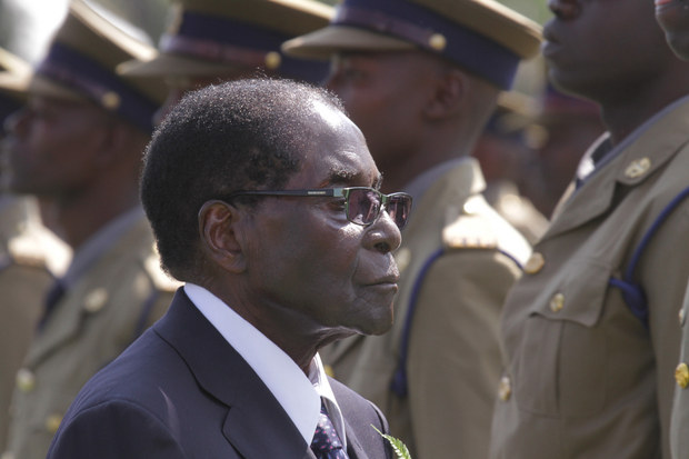 Prezident Robert Mugabe počas vojenskej prehliadky
