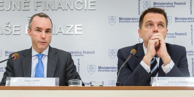  Šéf misie MMF na Slovensku James John odporučil urýchliť zavedenie dane z nehnuteľností založenej na hodnote realít a privítal znižovanie dlhu cestou privatizácie štátneho majetku.