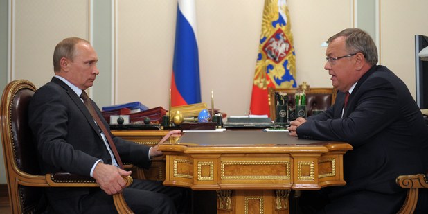 Vladimir Putin počúva Andreja Kostina