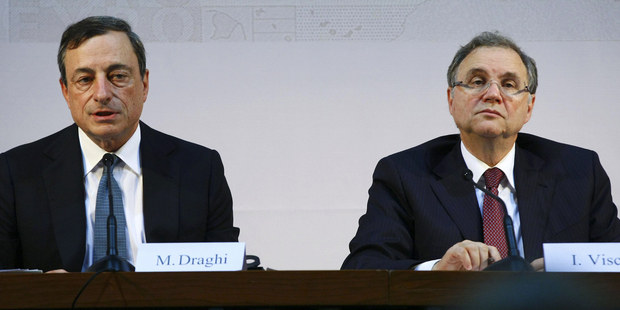 Šéf ECB Mario Draghi (vľavo) a guvernér Bank of Italy, Ignazio Visco