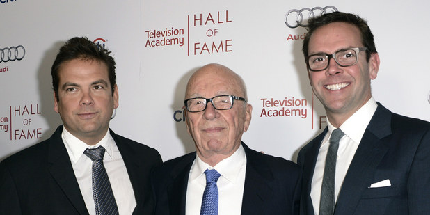 Rupert Murdoch v strede, so svojimi synmi, vľavo Lachlan, vpravo James.