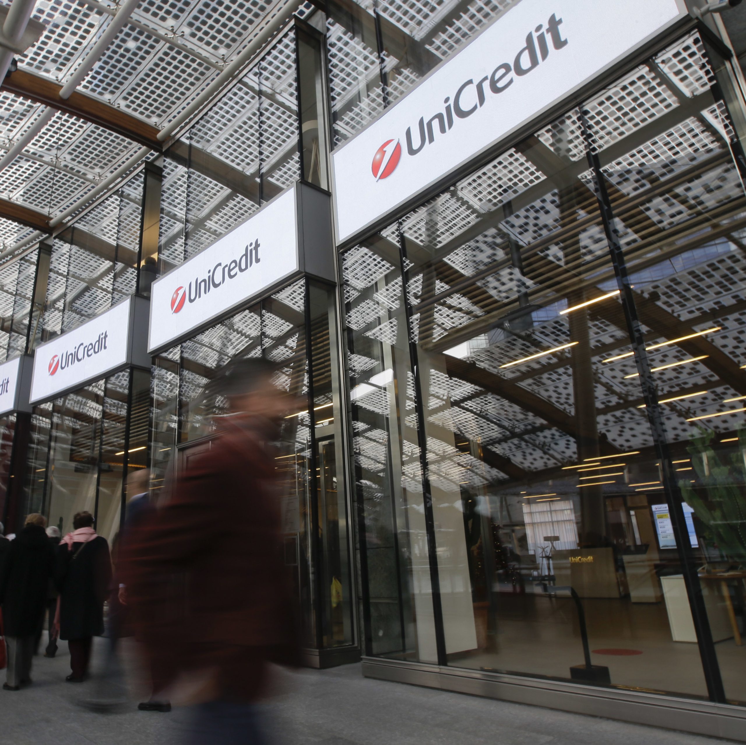UniCredit pripravuje konkurenčnú ponuku na prevzatie Commerzbank