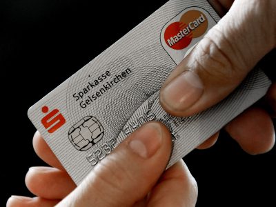 Slováci už na dovolenke platia kartou častejšie ako vyberajú z bankomatu