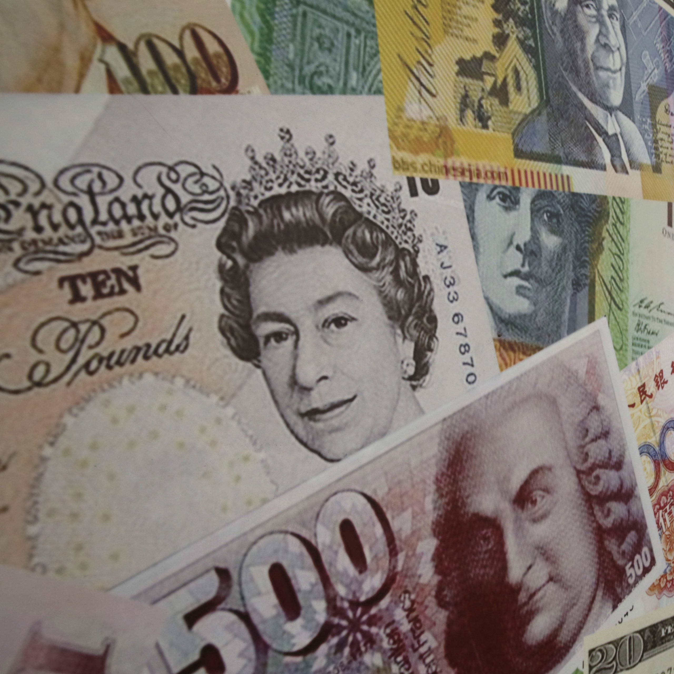 Libra najnižšie od apríla 2017, obavy z Brexitu rastú