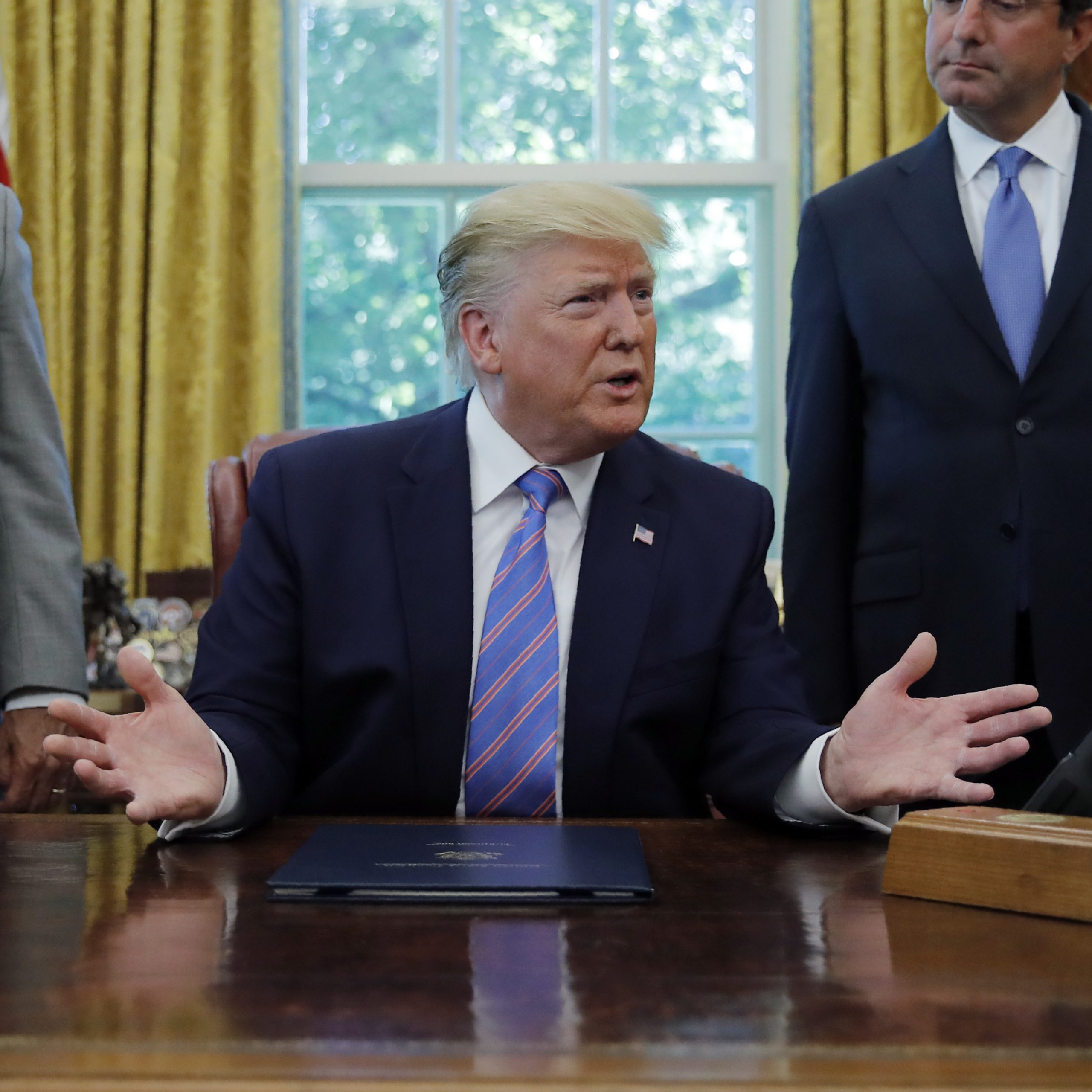 Trump nechce byť za hlupáka: FED by sa nemal prizerať, ako ECB manipuluje s eurom