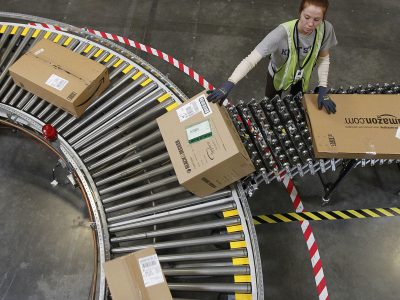 Amazon namiesto likvidácie chce zákazníkmi nechcený tovar ponúkať vo forme darov