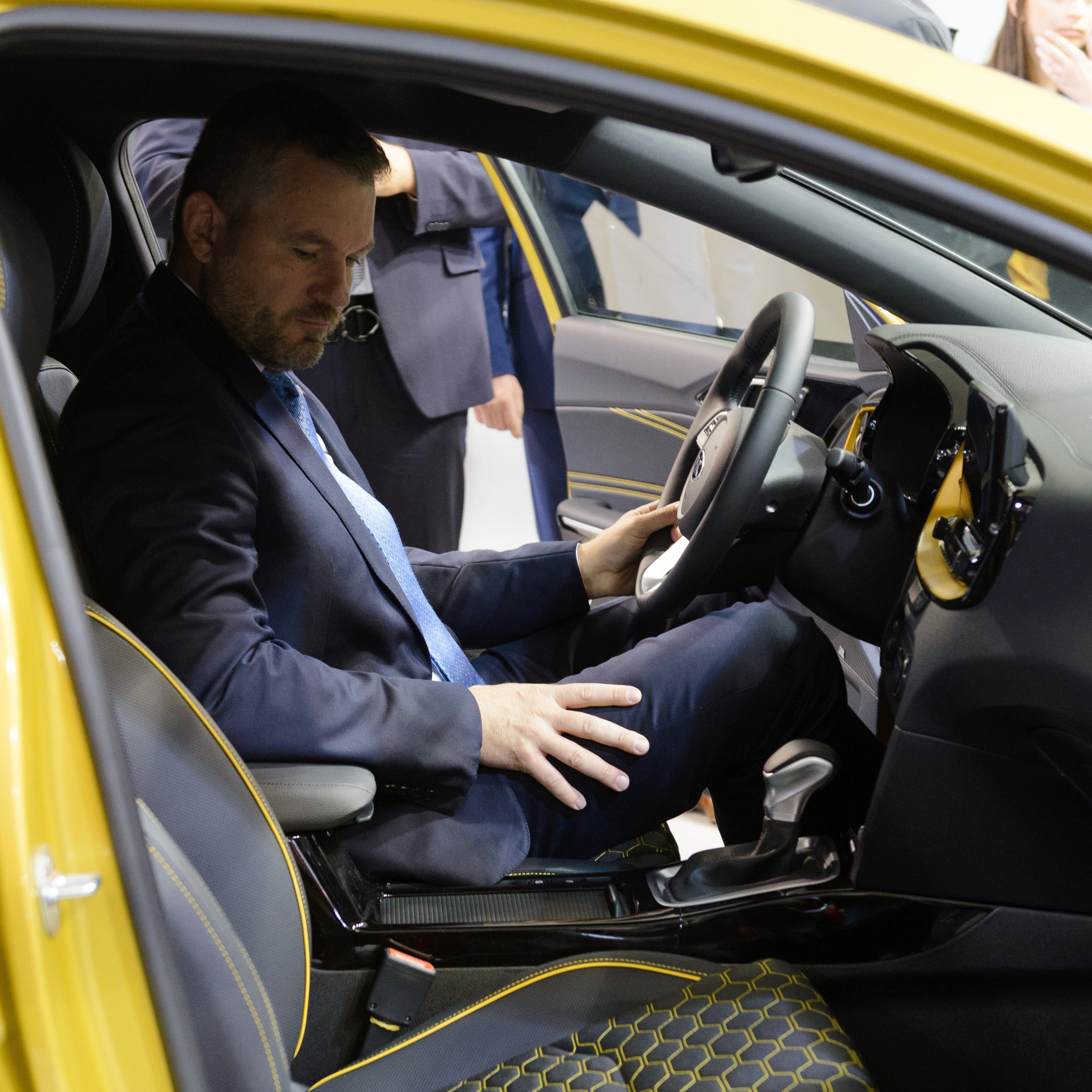 WSJ o závislosti na automobilovom priemysle: Nad strednou Európou sa sťahujú mračná