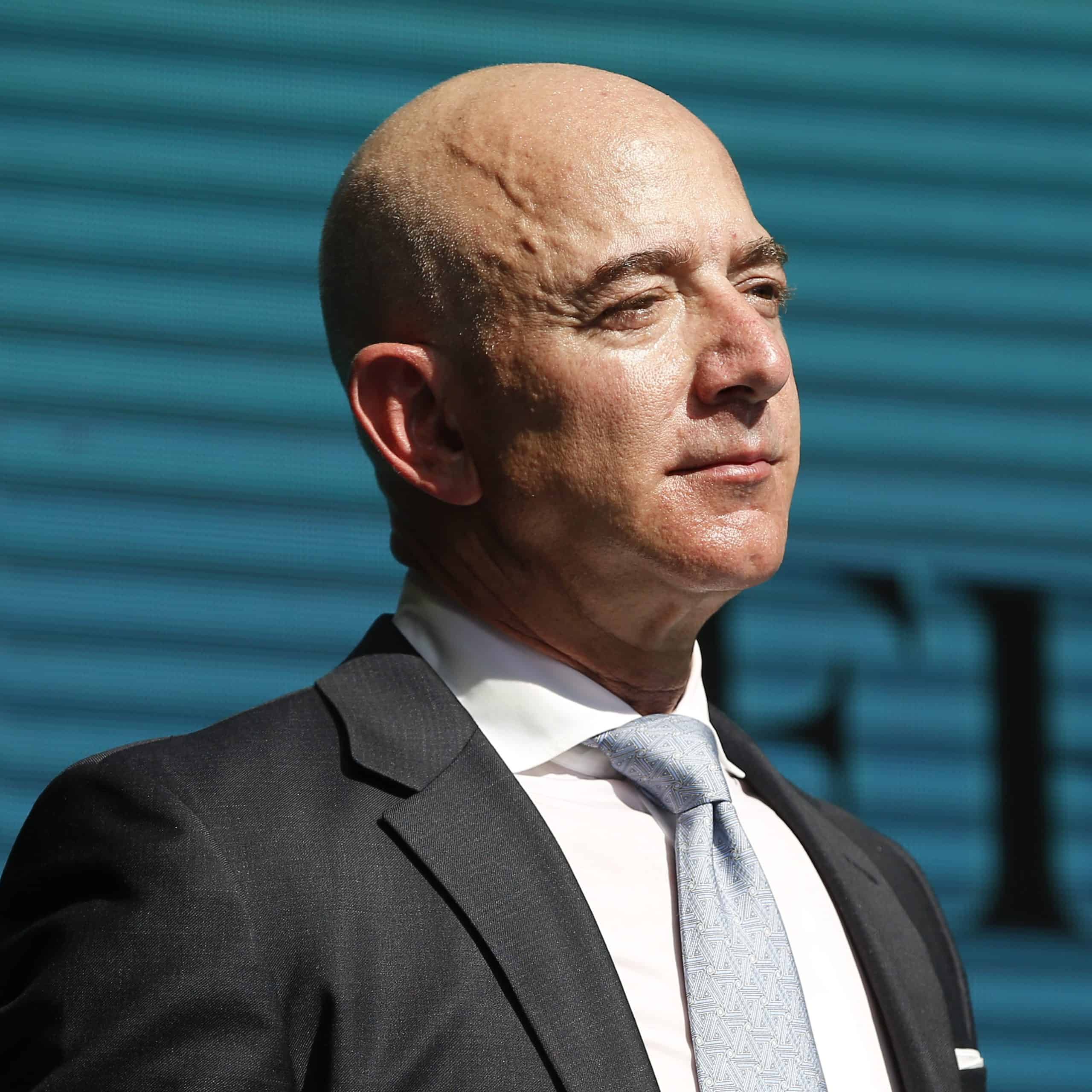 Jeff Bezos dáva milióny na charitu: Stačí ak bude platiť dane, reaguje politik