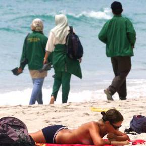 Egypt je aj naďalej otvorený turistom, ktorí pijú alkohol a nosia bikiny