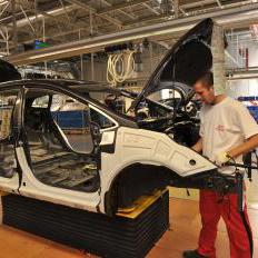 Slovenské automobilky prosperujú, mzdy ale zvyšovať nechcú