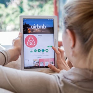 Airbnb mieri na burzu a USA spúšťa očkovanie. Týždeň vo svete
