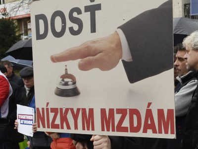 Porovnanie hodinovej mzdy: Západ v platoch dobiehame pomaly