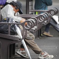 Ekonómovia teoretizujú: Ak ste stratili prácu, predajte svoj byt!