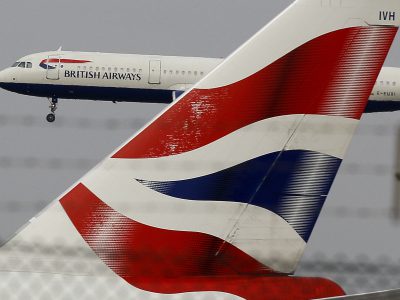 Aerolínie testujú nové visačky na kufre,  vyrobené sú z elektronického papiera
