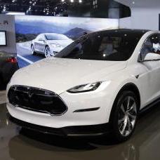 Tesla Motors: Milionári si luxusné elektroauto objednávajú „na slepo“