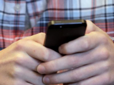 Mladí milujú nové technológie: Vedie mobilné obchodovanie k zlým rozhodnutiam?