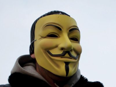 Hackeri z Anonymous začali radiť investorom, makléri krútia hlavou