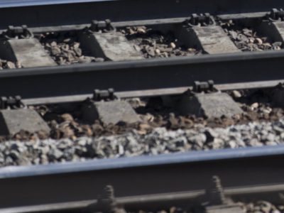 Francúzske železnice si objednali príliš široké vlaky, musia upravovať nástupištia