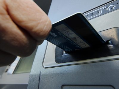 Zneužitiu platobnej karty počas dovolenky sa dá predísť