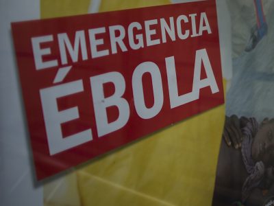 Ebola spustila paniku na burzách, dopravcovia a cestovky padajú
