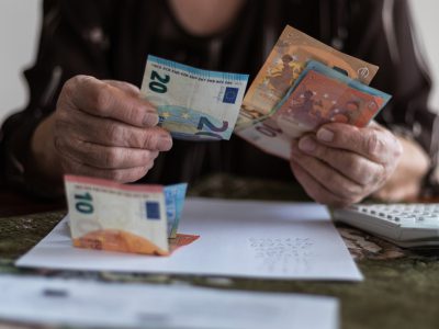 Teraz schudobnieme: Odborníci upozorňujú na rast úrokov a oslabovanie eura