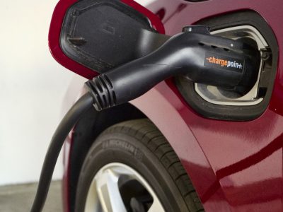 Ceny elektromobilov ešte dva roky neklesnú, tvrdí Coface