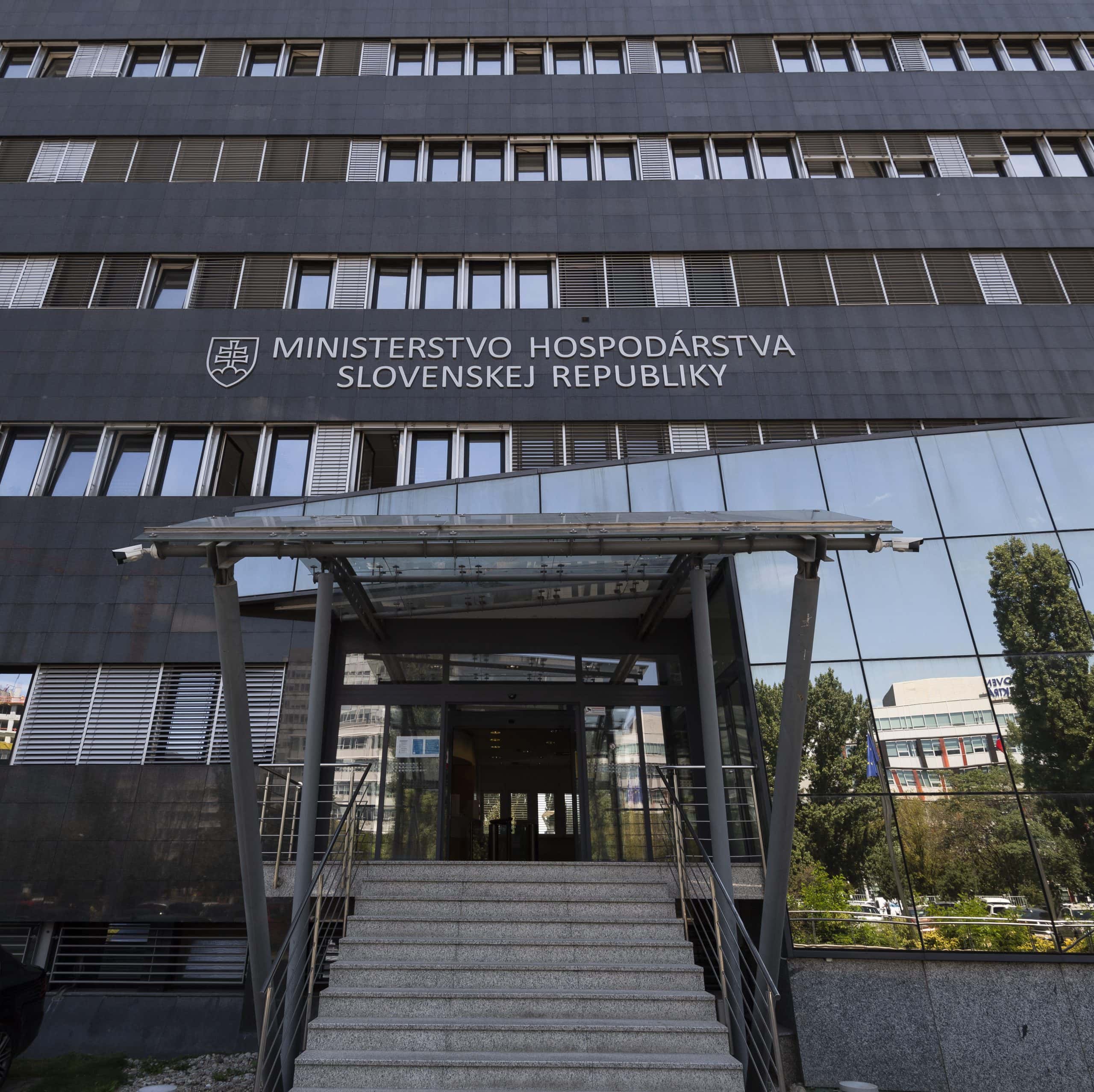 MH chce,aby sa upustilo od rodičovského bonusu aj od zrušenia odvodových stropov