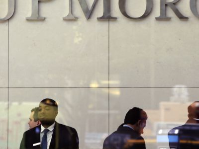 JP Morgan verí vakcínam: Pandémia sa budúci rok skončí a globálna ekonomika sa zotaví