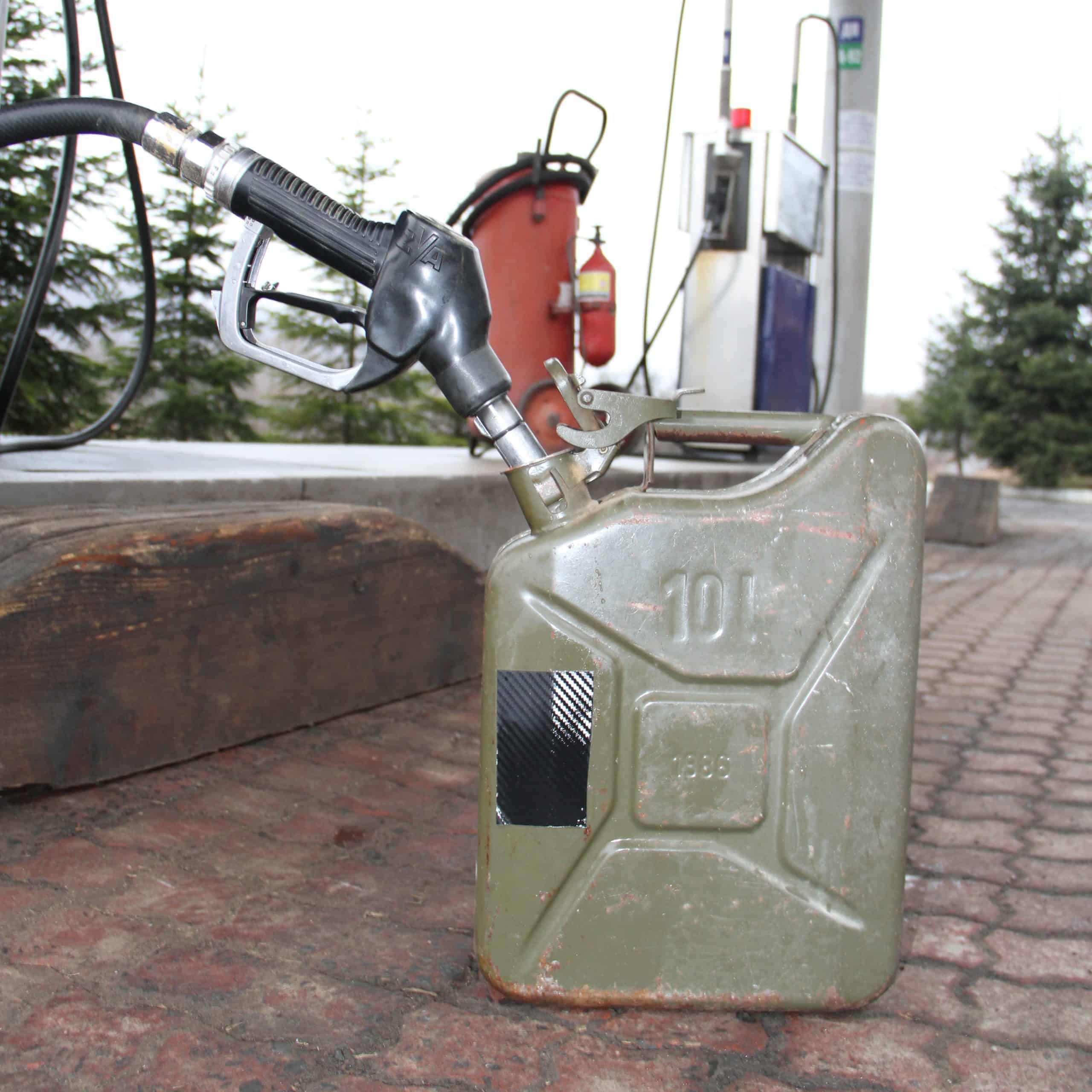 Prečo stále tankujeme drahšie: Ceny pohonných hmôt neradi klesajú