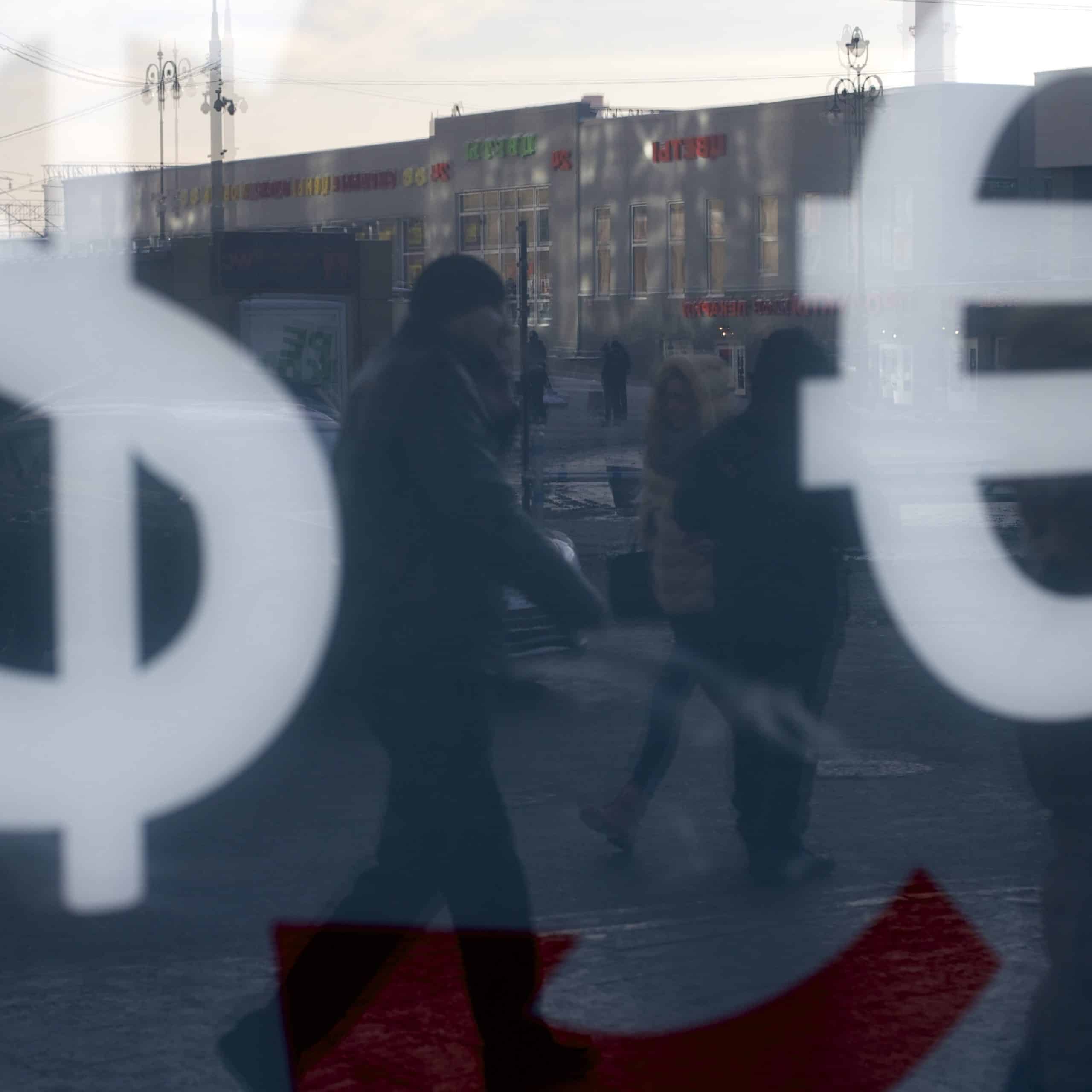 Rubeľ krváca: Fitch a Moody’s znížili rating Ruska o šesť stupňov, do špekulatívneho pásma