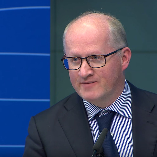 Inflácia v eurozóne sa ustáli okolo úrovne 2 %, predpovedá Lane