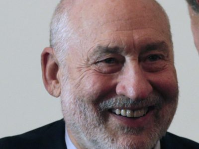 Stiglitz: Záporné sadzby spôsobujú v ekonomike napätie, oživenie neprinesú