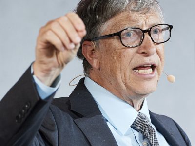 Bill Gates: USA premeškali šancu, firmy by mali zostať zatvorené