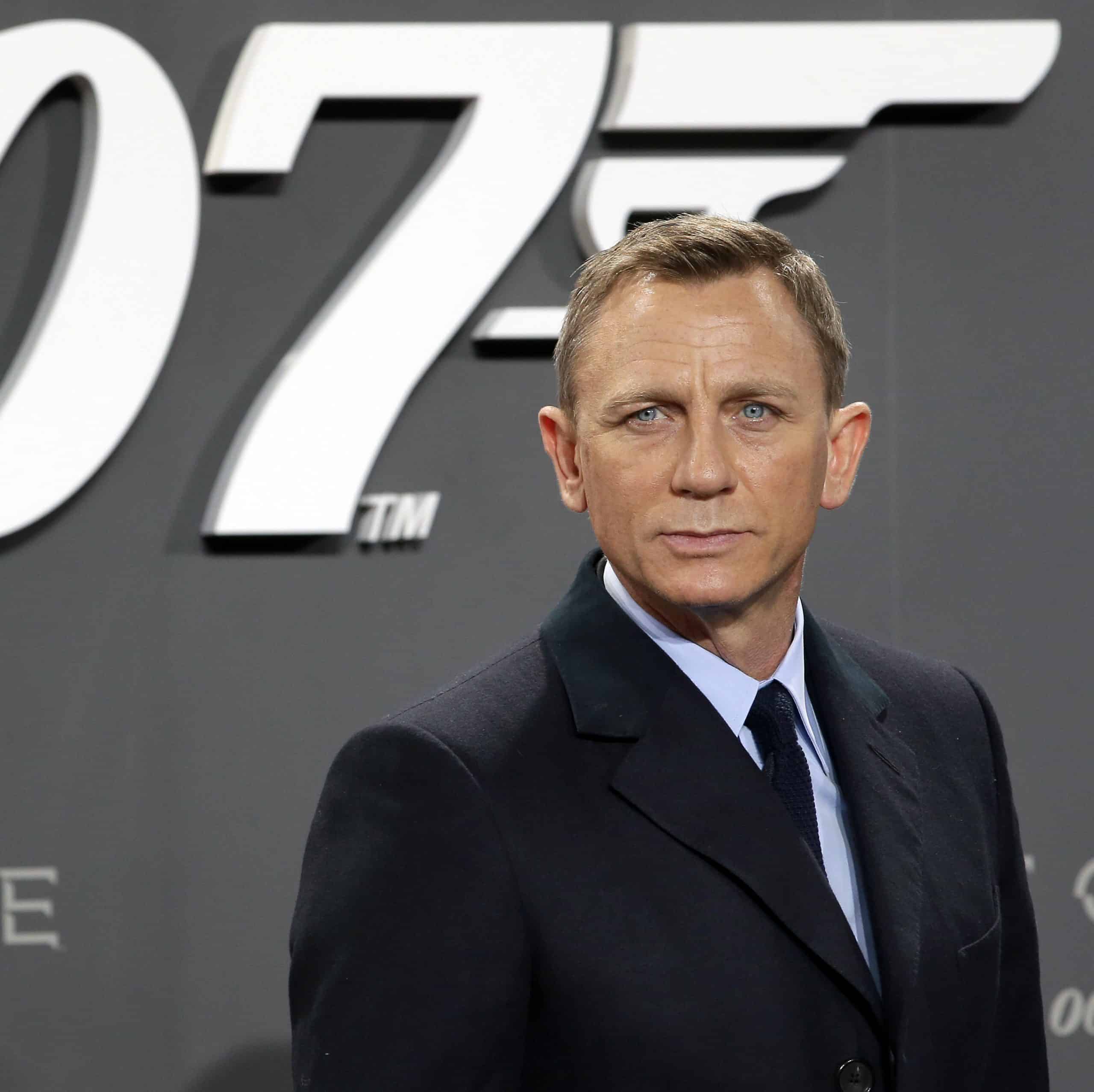 Ani James Bond si nevie poradiť s koronavírusom