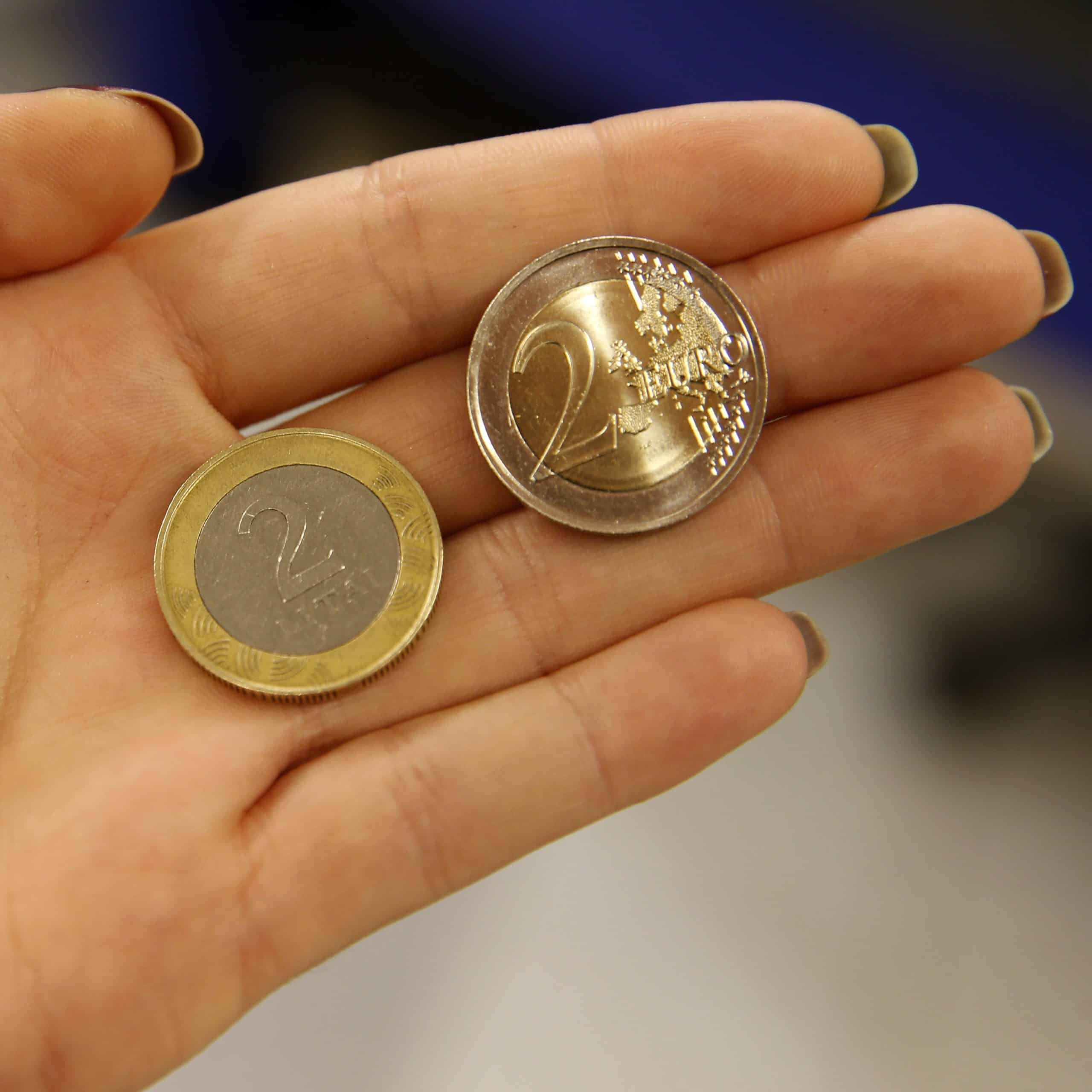 Euro voči doláru slabne, niektorý dovážaný tovar zdražie