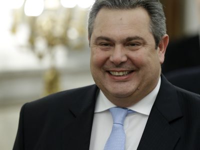Grécky minister obrany varuje pre efektom domino, ak Grécko odíde z eurozóny