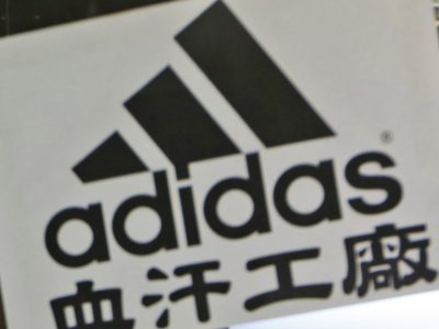 Adidas už nechce vyrábať v Ázii: Roboty budú šiť tam, kde sú hlavné trhy