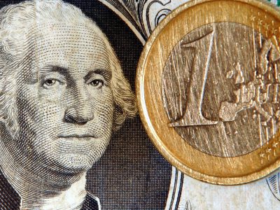 Bank of America: Dolár k euru 1:1 už koncom roka, možno aj ďalšie kolo tlačenia peňazí