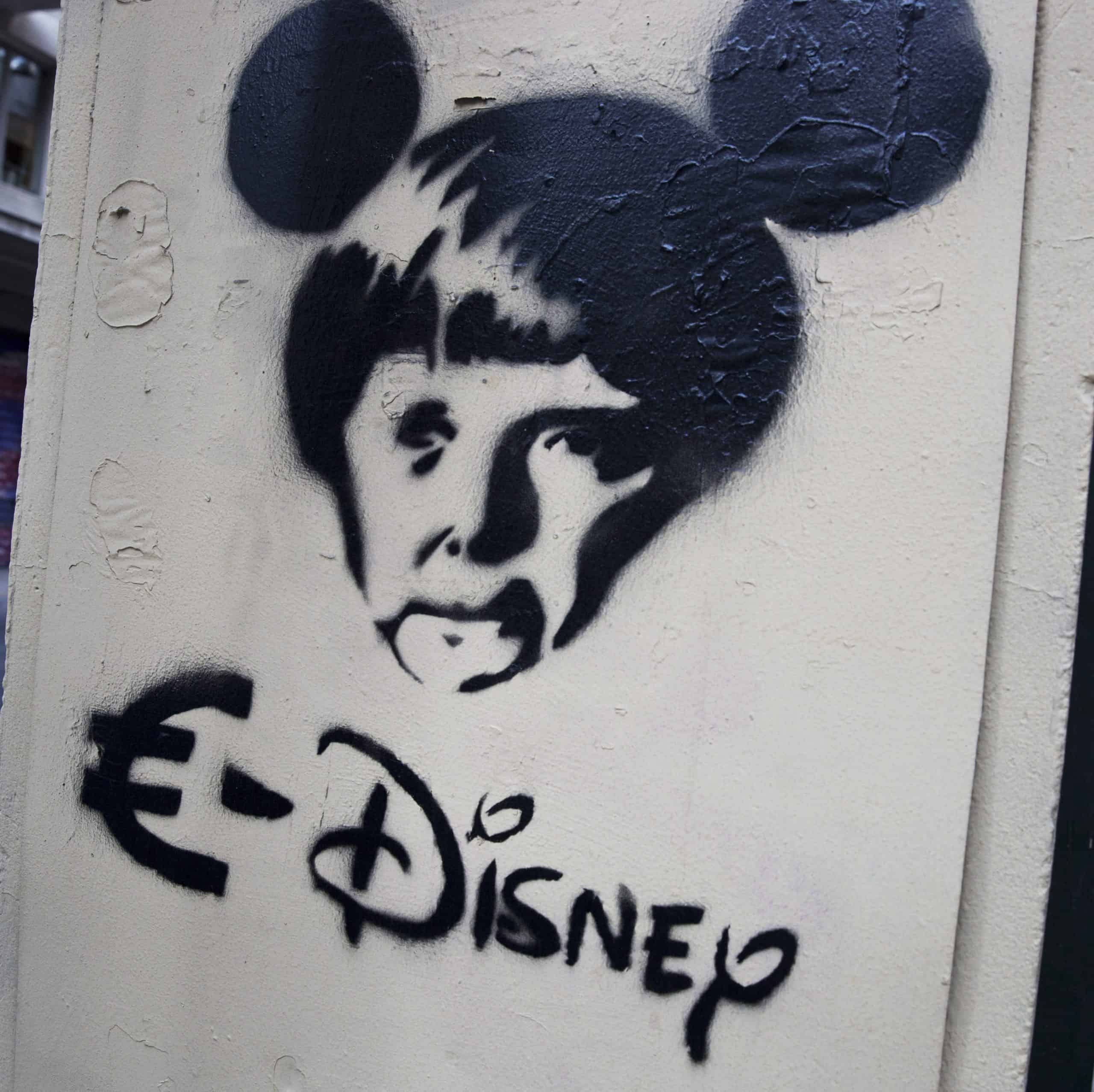 Grécka kríza na aténskych stenách: Pohreb eura a Merkel Mouse poukazujú na frustráciu obyvateľov
