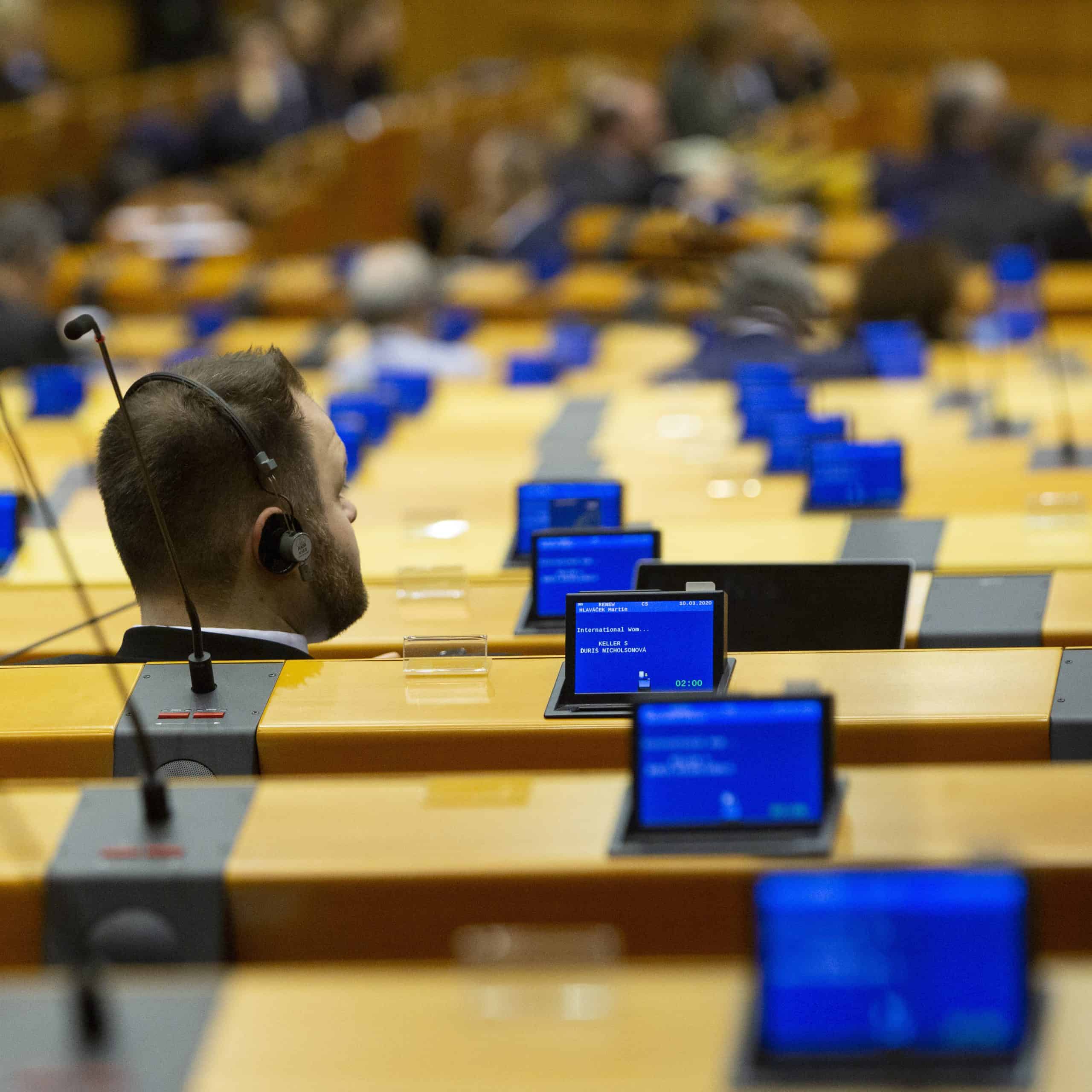 EP odmietol zdieľanie dlhov, koronabondy nahradia dlhopisy kryté rozpočtom EÚ