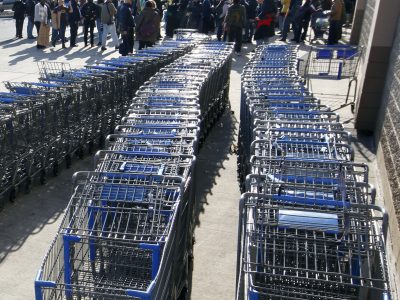 Ceny tovarov a služieb v našich obchodoch s miernym poklesom už tretí mesiac po sebe